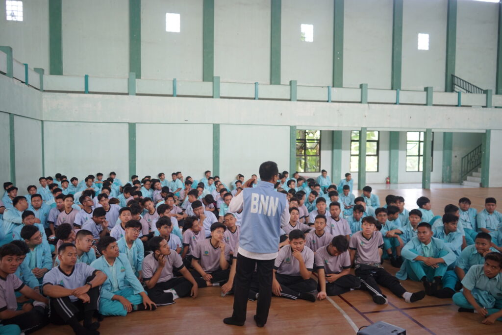 Gambar petugas BNN sedang memberi sosialisasi anti narkoba ke kelas XI dan XII