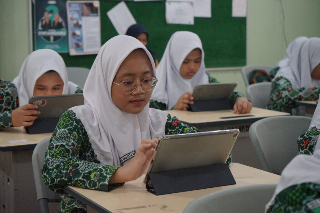 Salah satu siswa kelas X sedang melakukan tes ICP