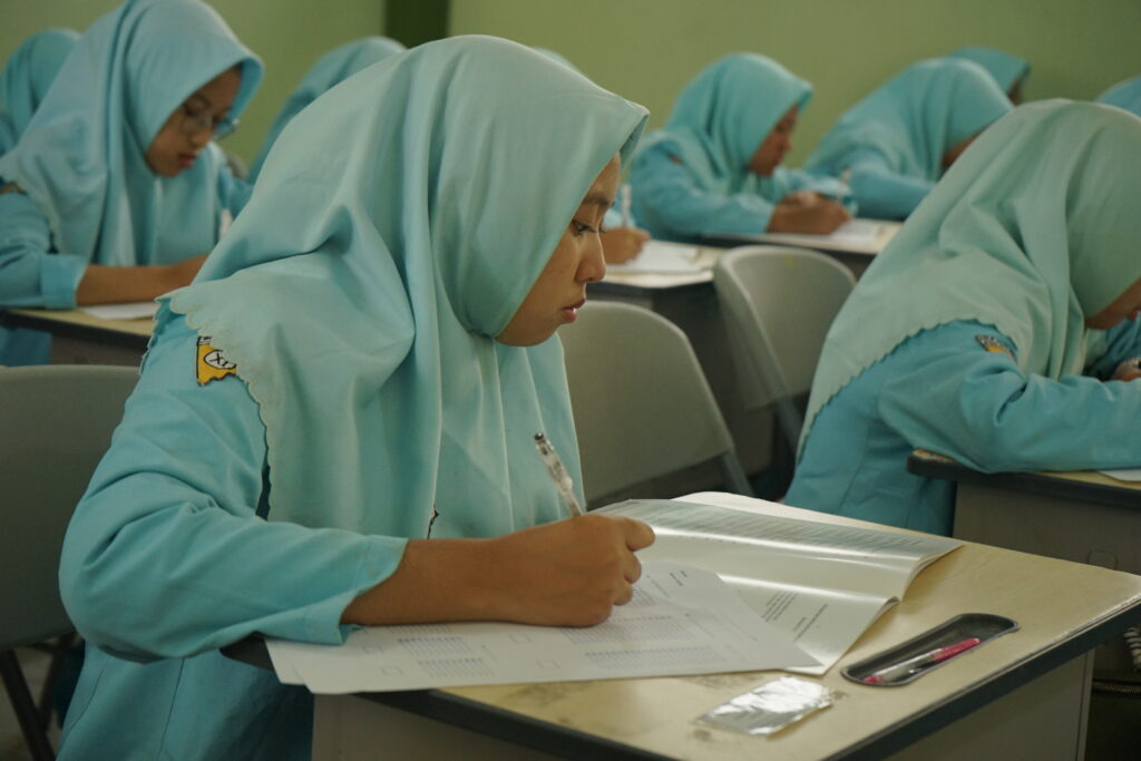 Salah satu siswa sedang serius mengikuti tes psikologi dari UNAIR