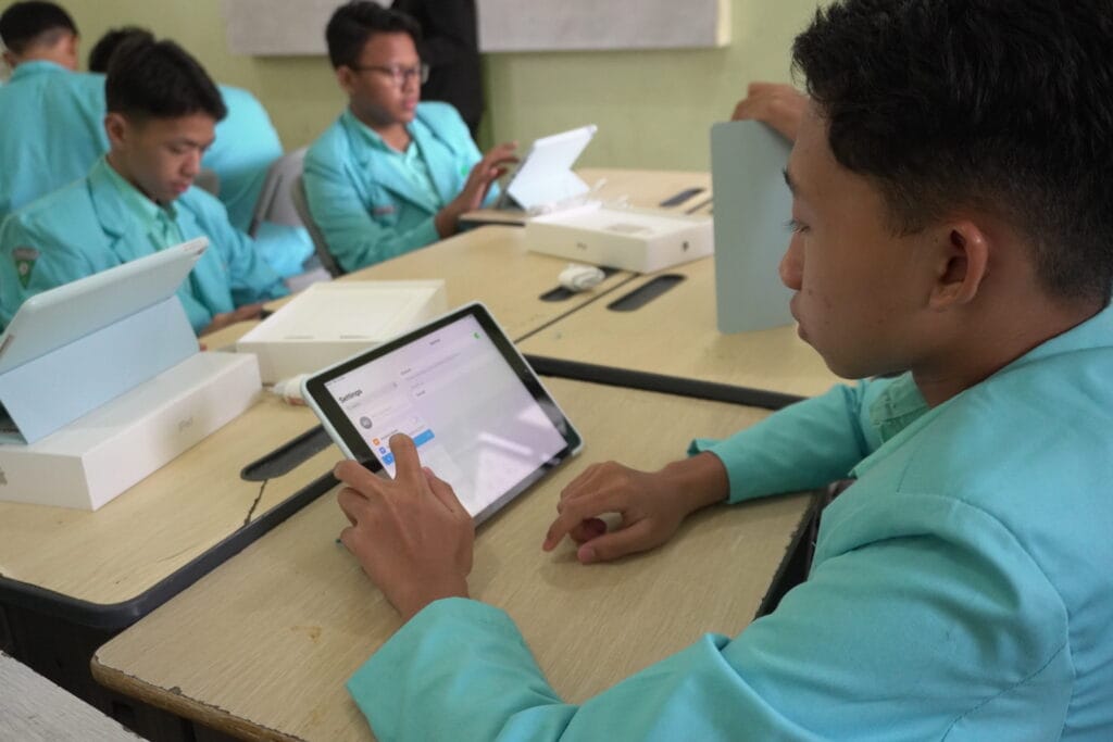 Siswa kelas internasional sedang unboxing iPad