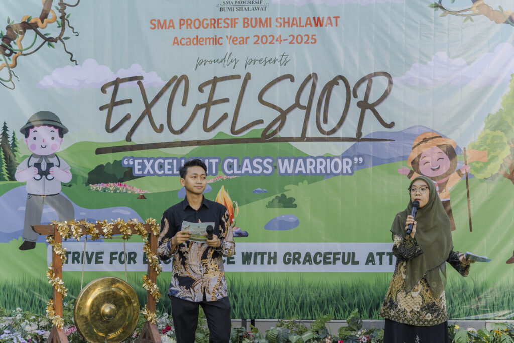 Gambar ustadz Naufal dan Ustadzah Tasya saat memandu acara pembukaan Excelsaor