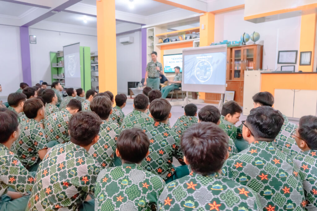 Gambar para siswa laki-laki sedang serius mengikuti pemaparan materi dari para pemateri seminar bedah buku