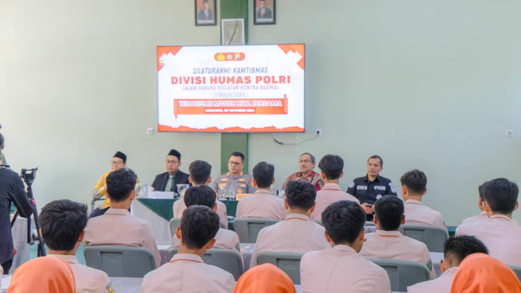 MEMBENTENGI SANTRI DARI RADIKALISME, HUMAS POLRI SOSIALISASIKAN BAHAYA RADIKALISME DI PONDOK PESANTREN PROGRESIF BUMI SHALAWAT