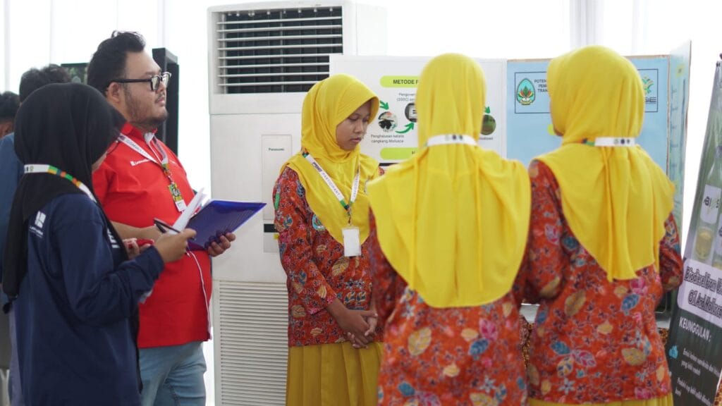 Momen peserta PSIE saat presentasi karya di depan juri