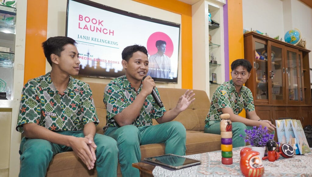 Aidin (pegang mic) dengan para pengisi seminar launching buku di ILC.