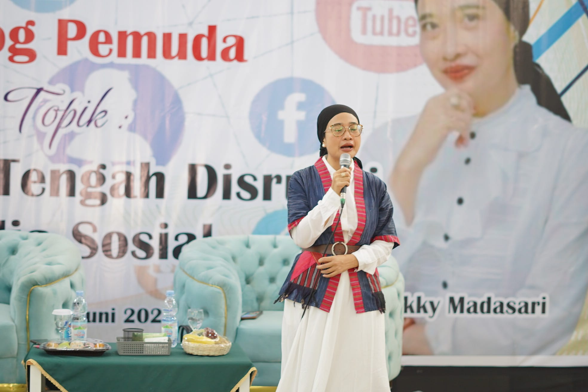 Saat Okky Madasari menyampaikan materinya tentang peran pelajar di tengah disrupsi media sosial